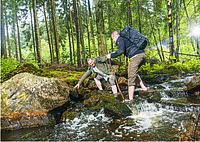 Fotograf Timo Volz mit Gerhard Hänsel beim Wandern, Aktion im Birkenfelder Land